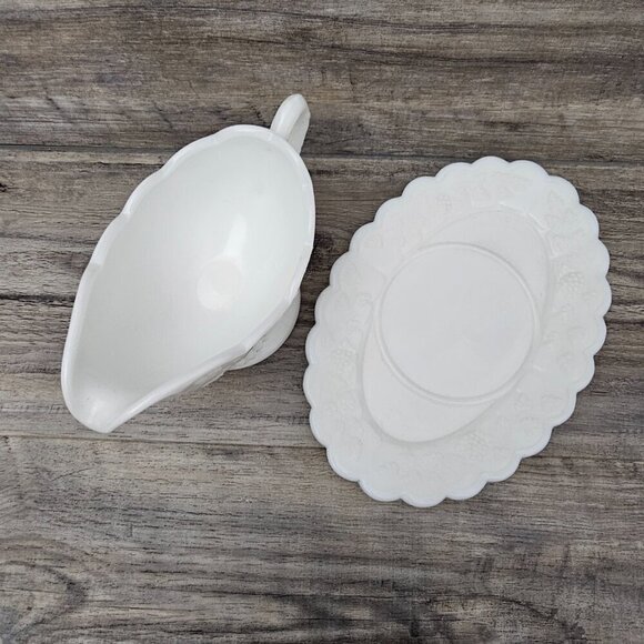 WESTMORELAND Paneled Grape Vintage Milk Glass Gravy Boat with Tray - Picture 4 of 11